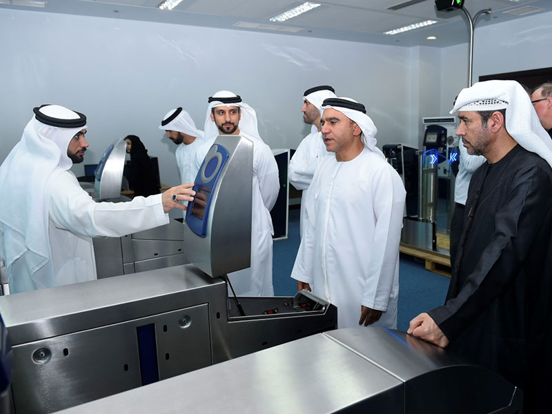 طرق دبي تبدأ تركيب بوابات التعرفة الذكية في محطات مترو مسار 2020